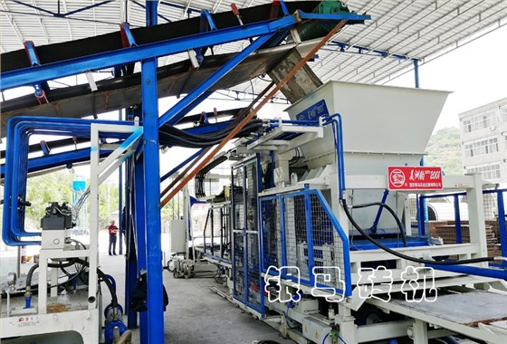 透水磚機(jī)：鋼渣尾礦制磚設(shè)備繪環(huán)保藍(lán)圖，筑綠色風(fēng)景！