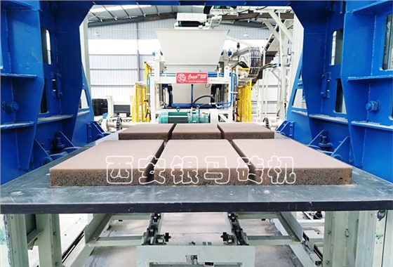 全自動(dòng)新型磚機(jī)：透水磚機(jī)創(chuàng)造亮點(diǎn)，變更思路，實(shí)力樹立行業(yè)標(biāo)桿！