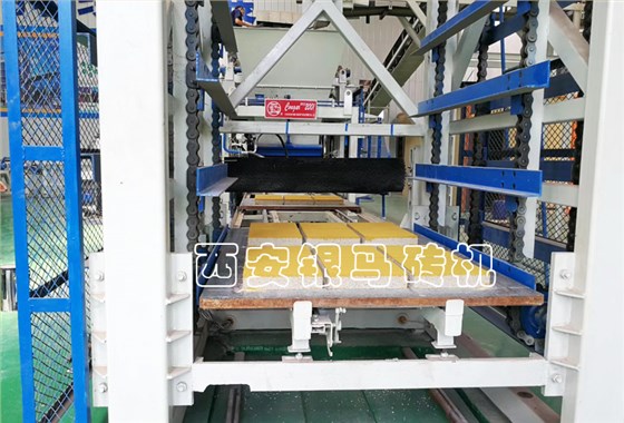 人造仿石磚生產(chǎn)線：空心磚機(jī)固廢制磚新工藝，高壓振搗擠溶！