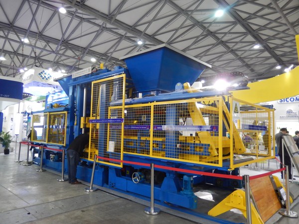 國內(nèi)的砌塊成型機械制造業(yè)存在哪些弊端？