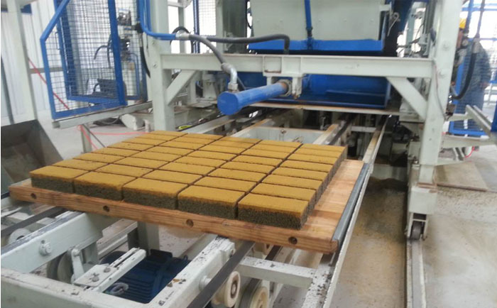 謹(jǐn)記六點(diǎn):搞定水泥免燒磚機(jī)設(shè)備的日常護(hù)養(yǎng)！