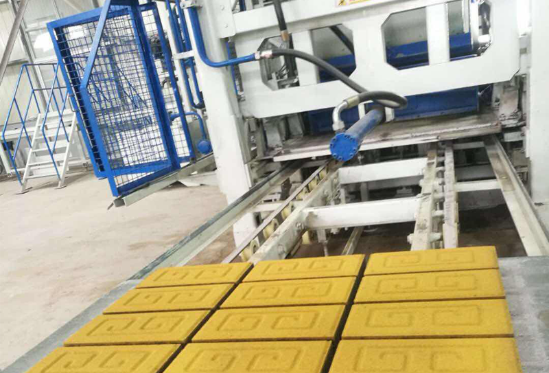 全自動(dòng)透水磚磚機(jī)