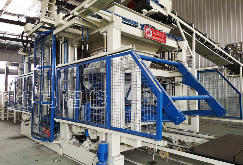 透水磚生產(chǎn)機(jī)器液壓工作油中泡沫的危害及處理方式！