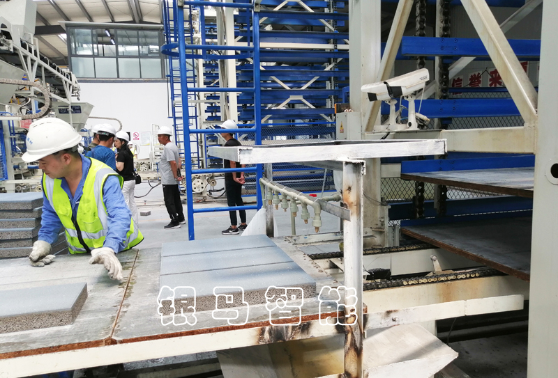 水泥便道磚機工作原理及配備的技術