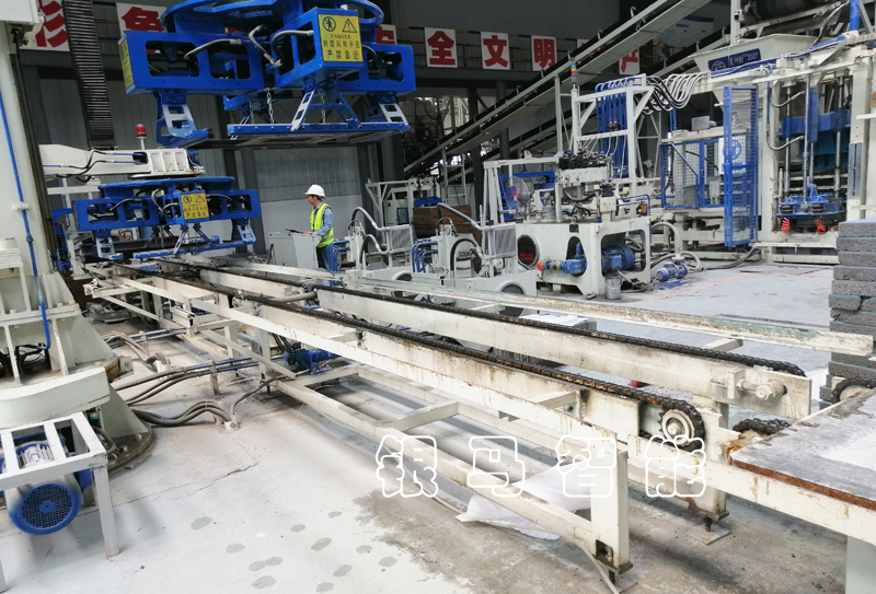 如何減少自動制磚設備砌塊磚機在生產(chǎn)中的磨損？