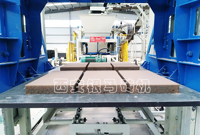 全自動(dòng)新型磚機(jī)：透水磚機(jī)創(chuàng)造亮點(diǎn)，變更思路，實(shí)力樹立行業(yè)標(biāo)桿！