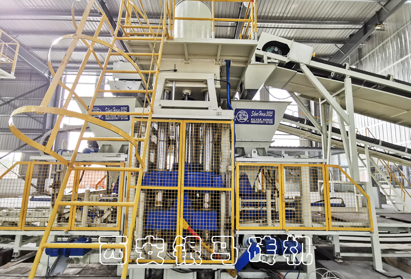 人造路沿石設(shè)備配套系統(tǒng)雙碼垛機節(jié)省50%勞動力