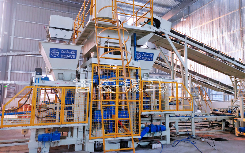 仿石透水磚機(jī)技術(shù)特點(diǎn)介紹