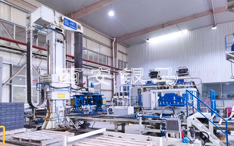 尾礦磚機(jī)設(shè)備：透水磚機(jī)創(chuàng)新繪就綠色低碳高質(zhì)量發(fā)展新藍(lán)圖